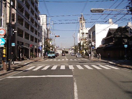 ＪＲ東加古川駅の通りを南に歩いて2分。信号の角から二軒目にあります。店舗前に駐車スペース有り。